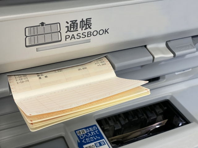 通帳とATM
